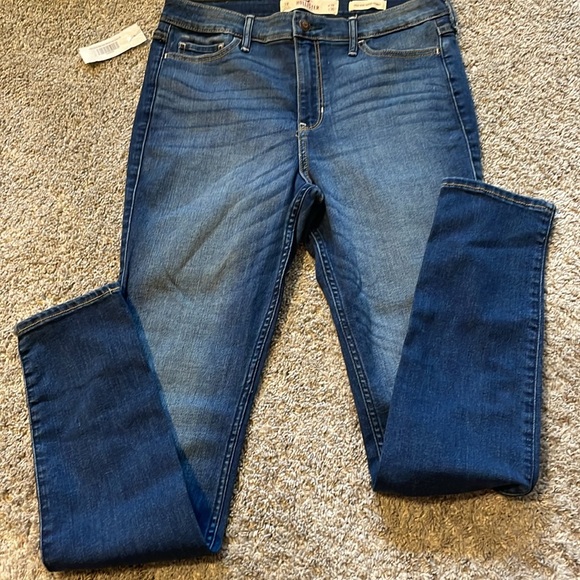 NWT Hollister Jeans - Picture 3 of 4